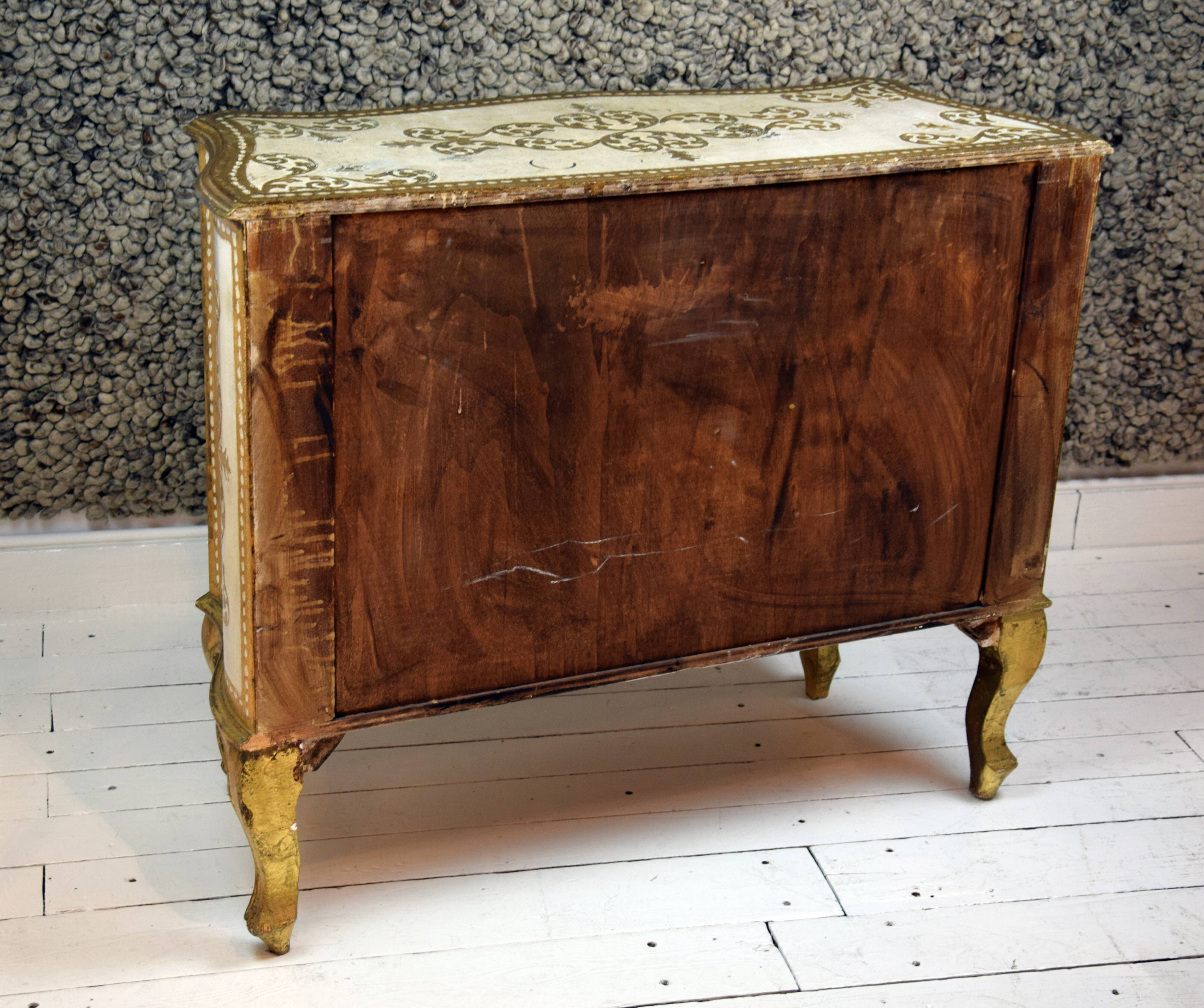 Italian chest of drawers