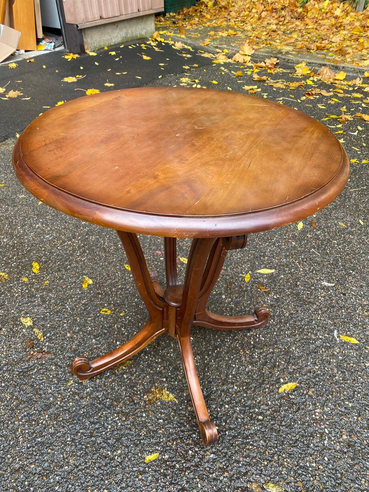 Round side table with a central pedestal in solid wood