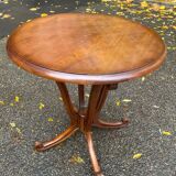 Round side table with a central pedestal in solid wood