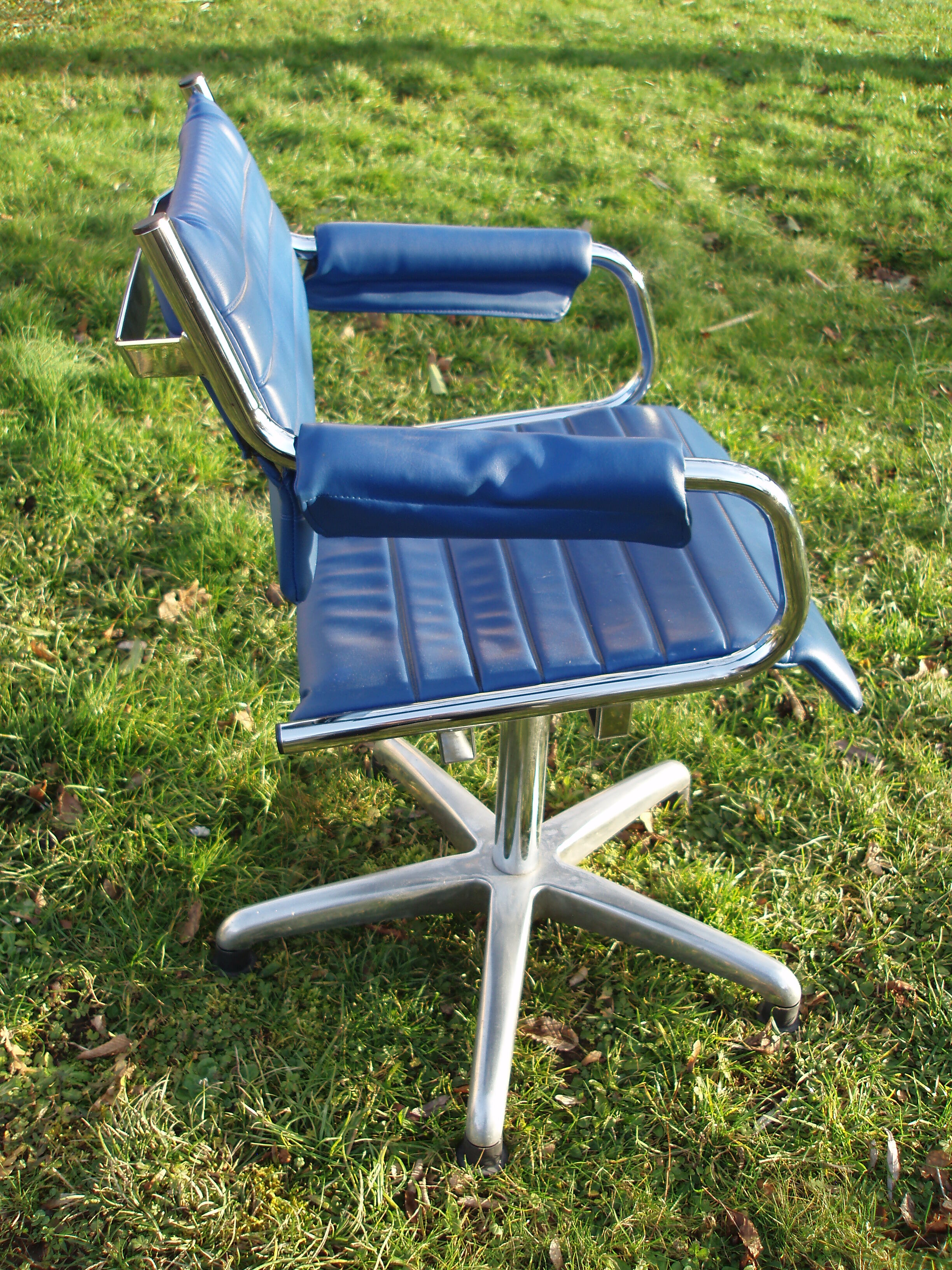 Blue office chair of the 70s swivelling