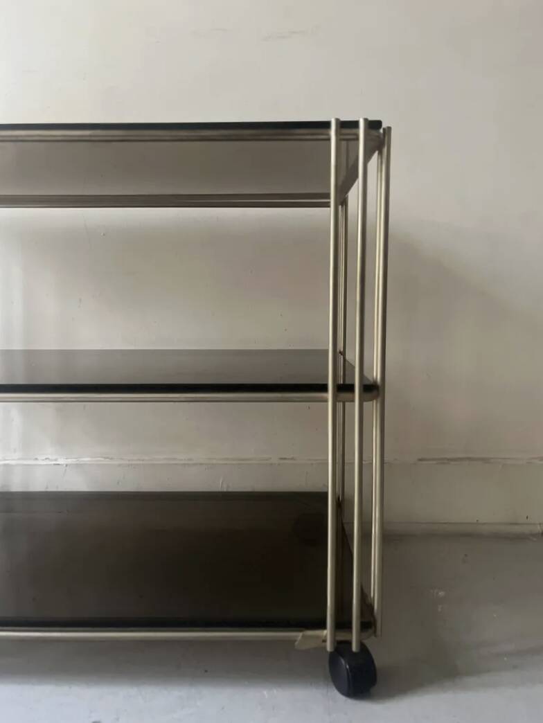 Desserte hifi / TV en verre fumé et laiton, design vers 1970
