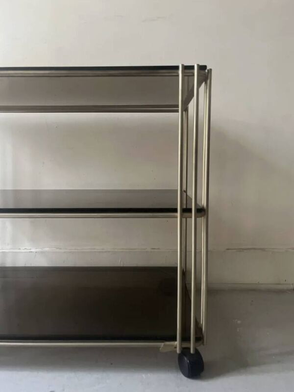 Desserte hifi / TV en verre fumé et laiton, design vers 1970