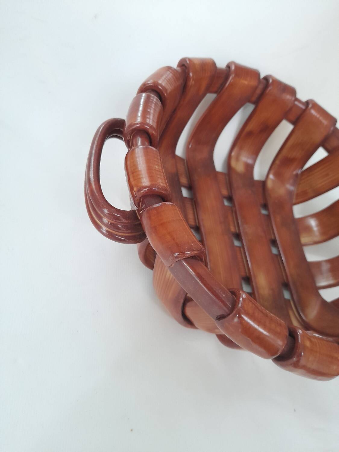 Braided ceramic bowl imitating leather