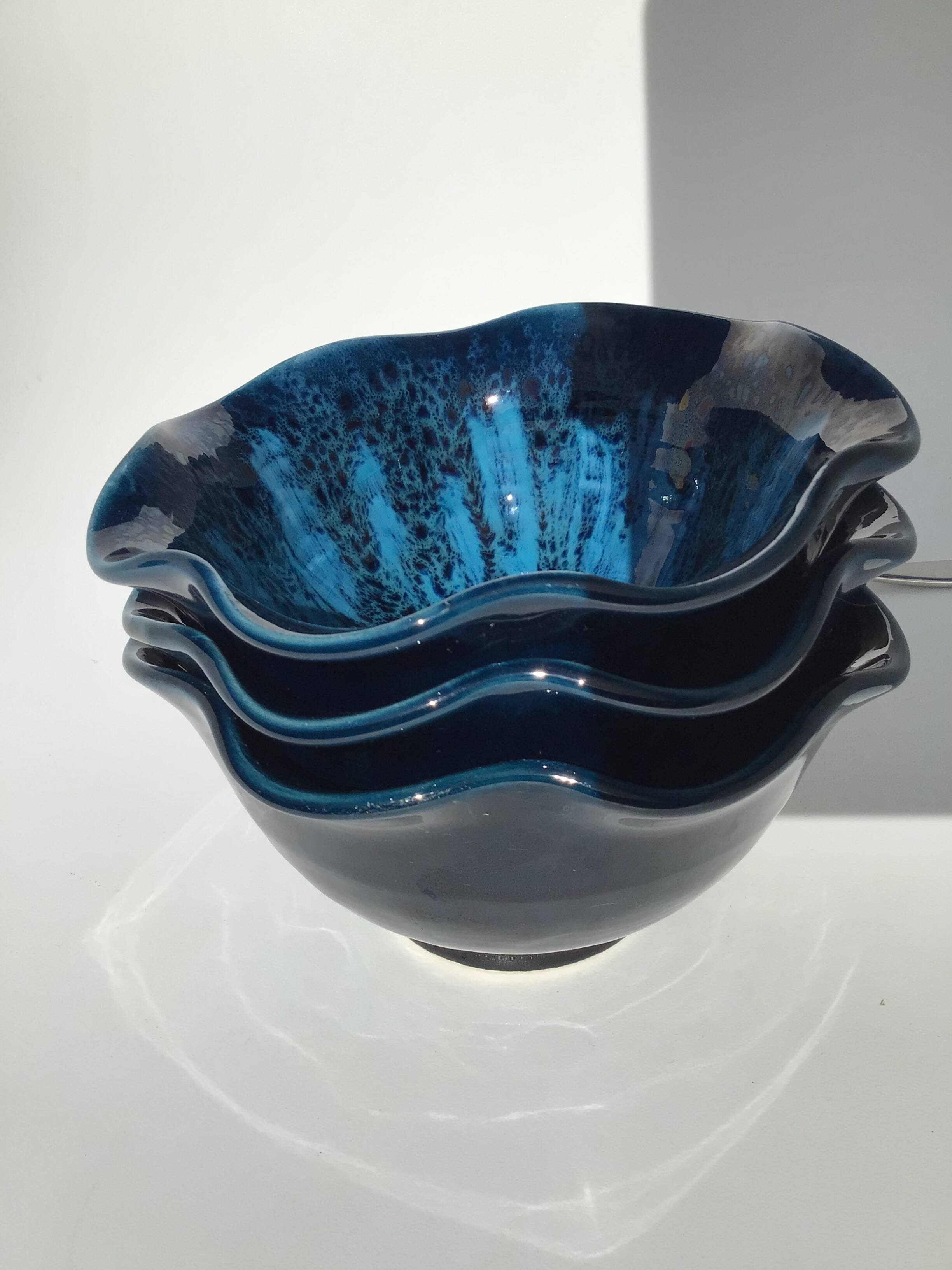 3 Vallauris Cups deep blue wavy edge