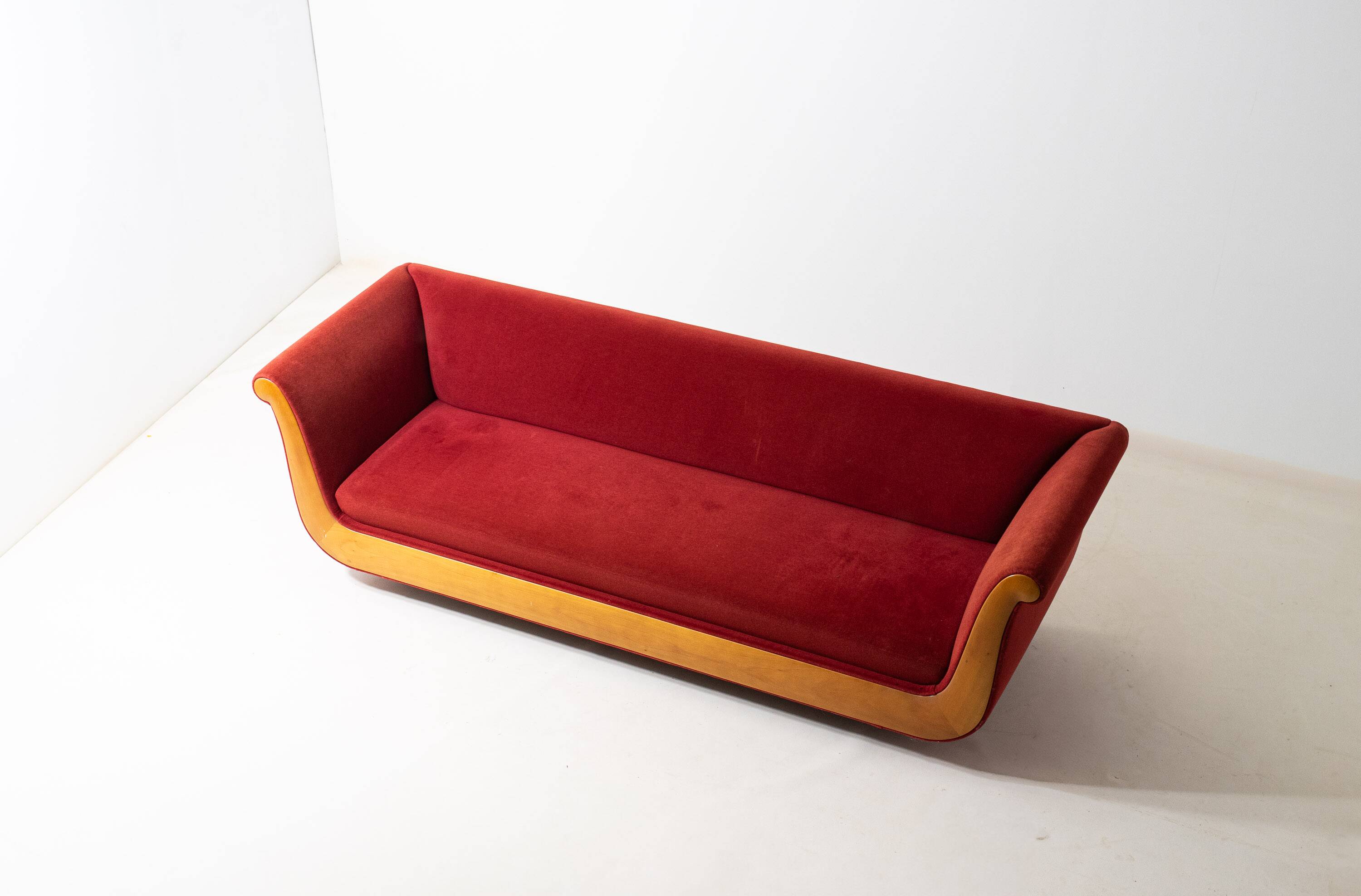 Sofa 'Primafila' en velours rouge par Molteni