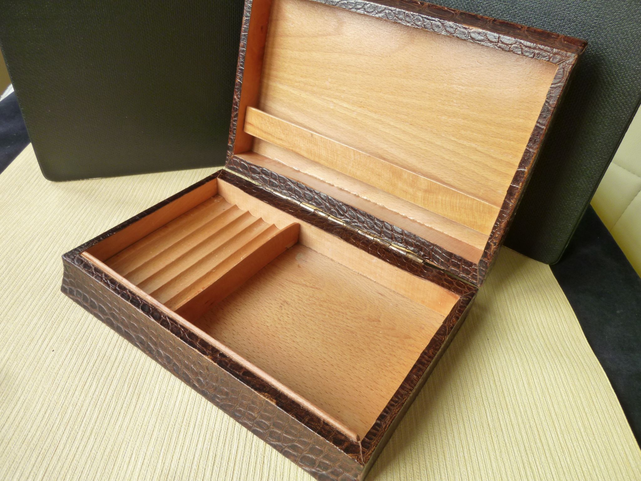 Coffret boite à cigarettes en bois recouvert de cuir synthétique façon croco