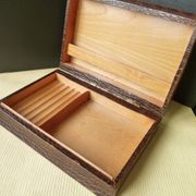 Coffret boite à cigarettes en bois recouvert de cuir synthétique façon croco
