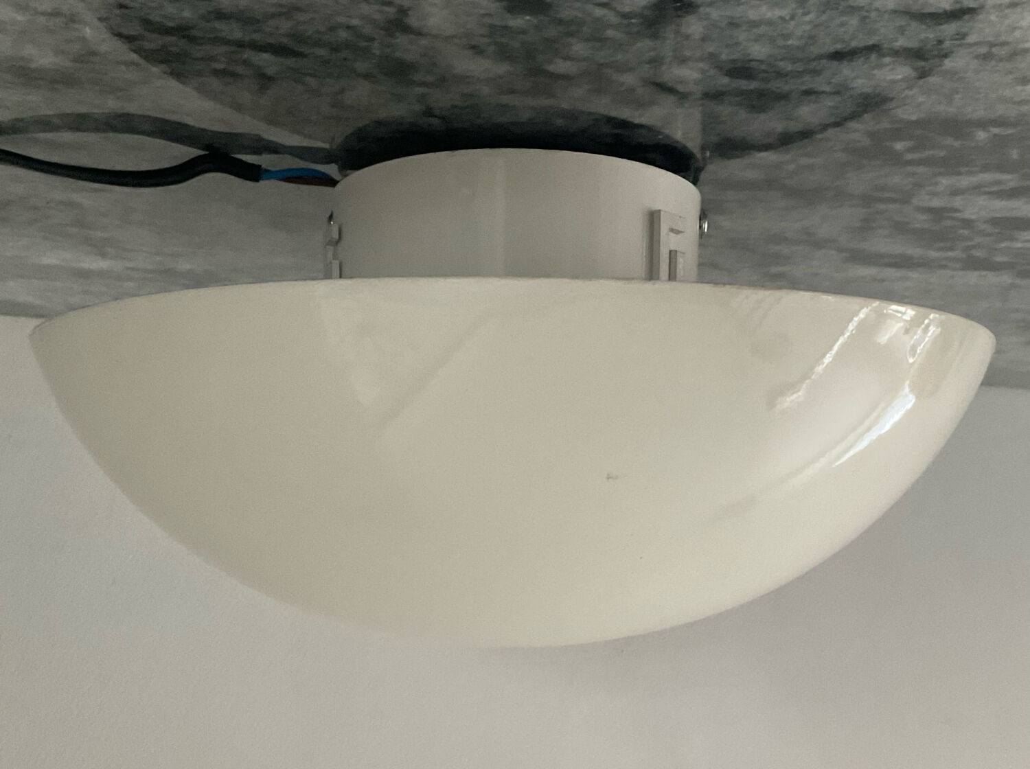 Vintage mushroom ceiling light in white lacquered metal.