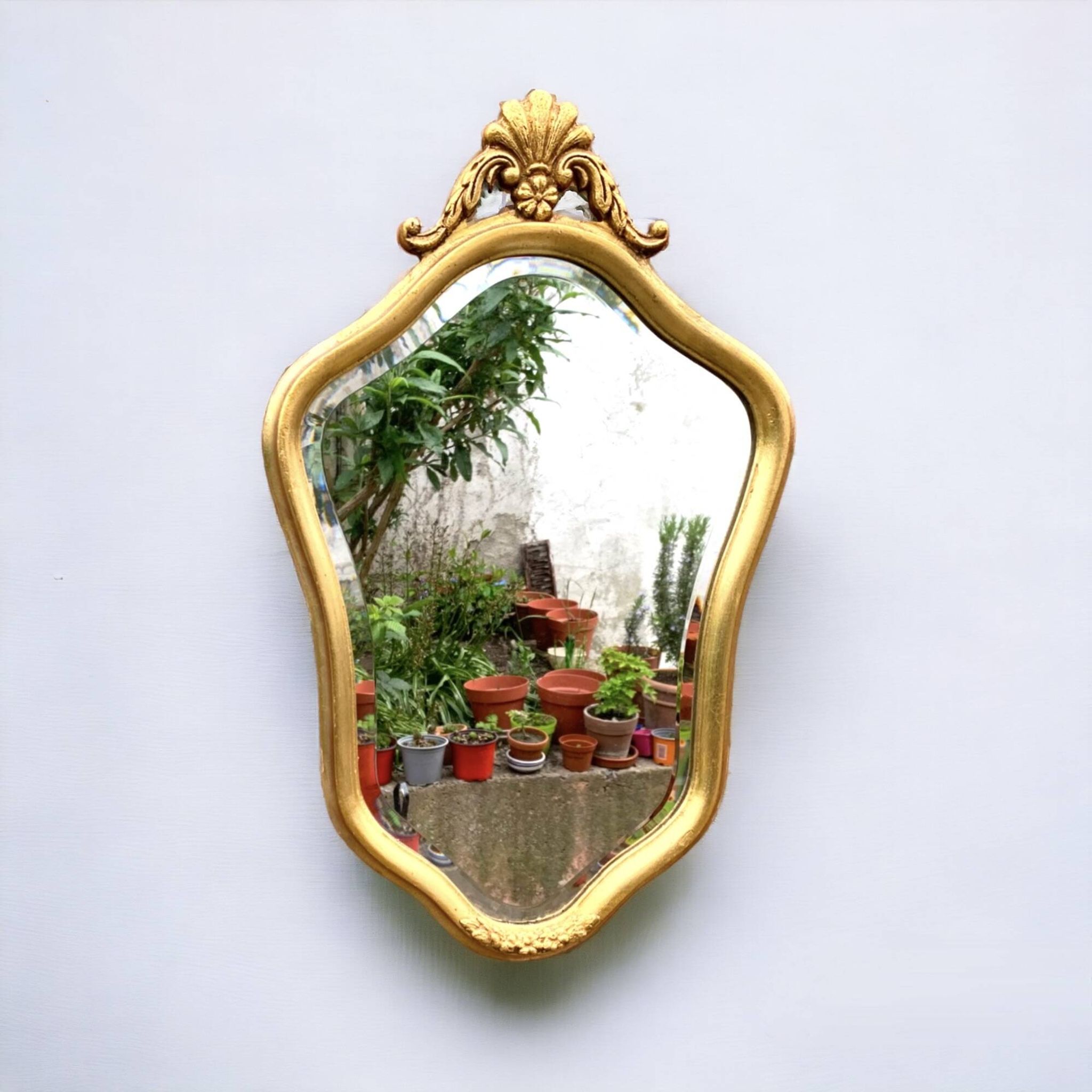 Ancien miroir mural biseauté en bois massif doré