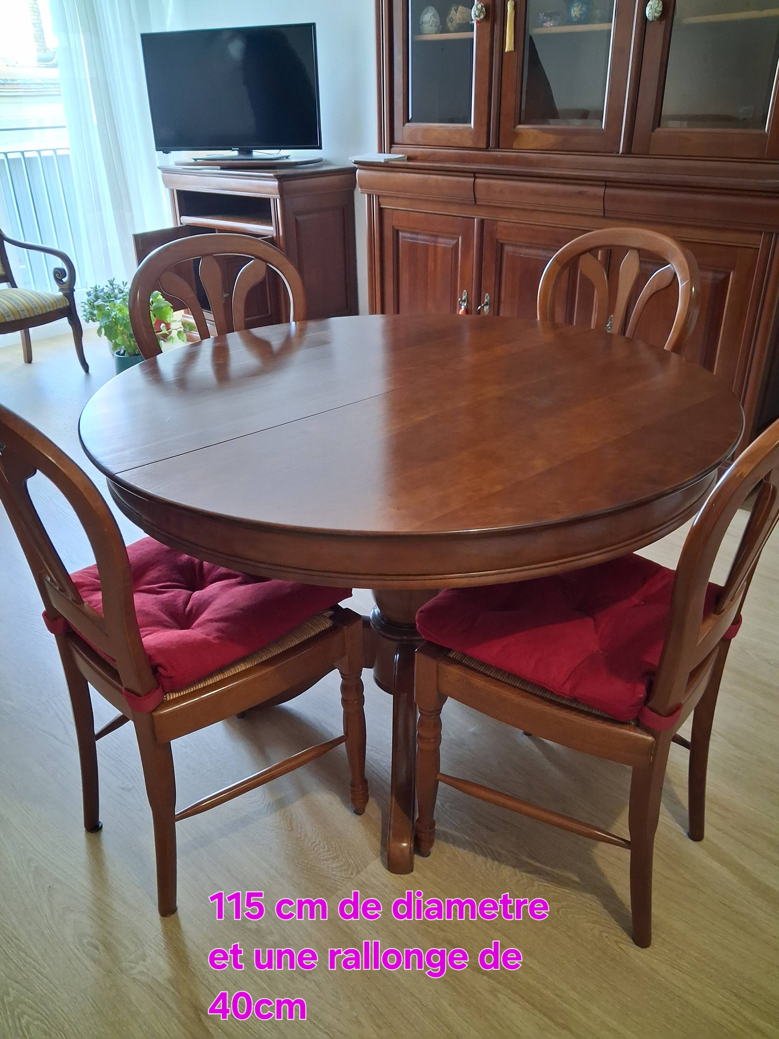 Round table in cherry wood