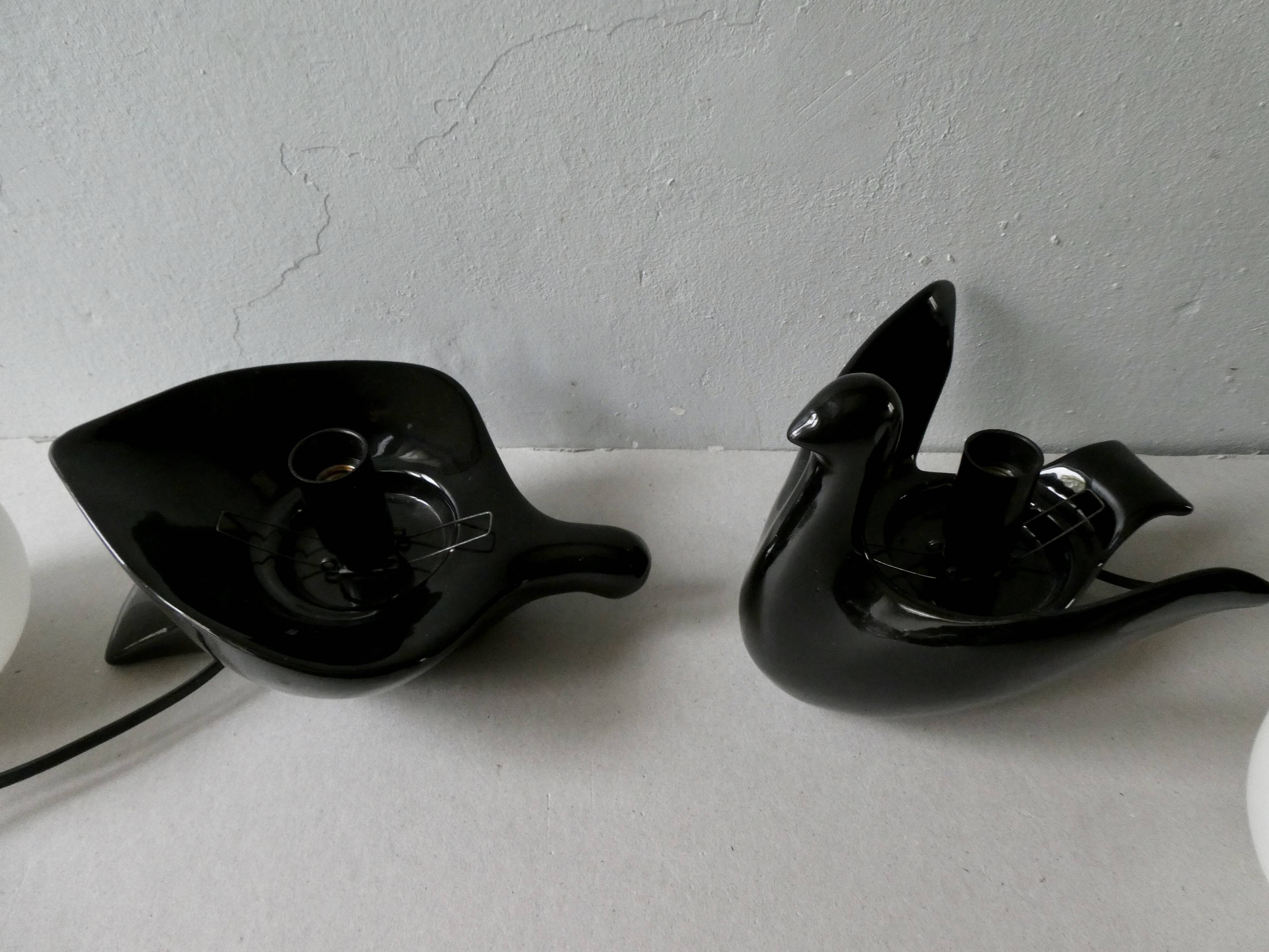 Paire de lampes oiseaux en céramique et opaline
