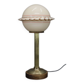 Lampe de table en laiton restaurée des années 1940 avec base en bois et abat-jour en verre