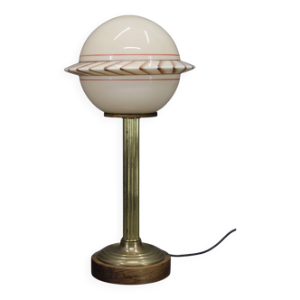 Lampe de table en laiton restaurée des années 1940 avec base en bois et abat-jour en verre