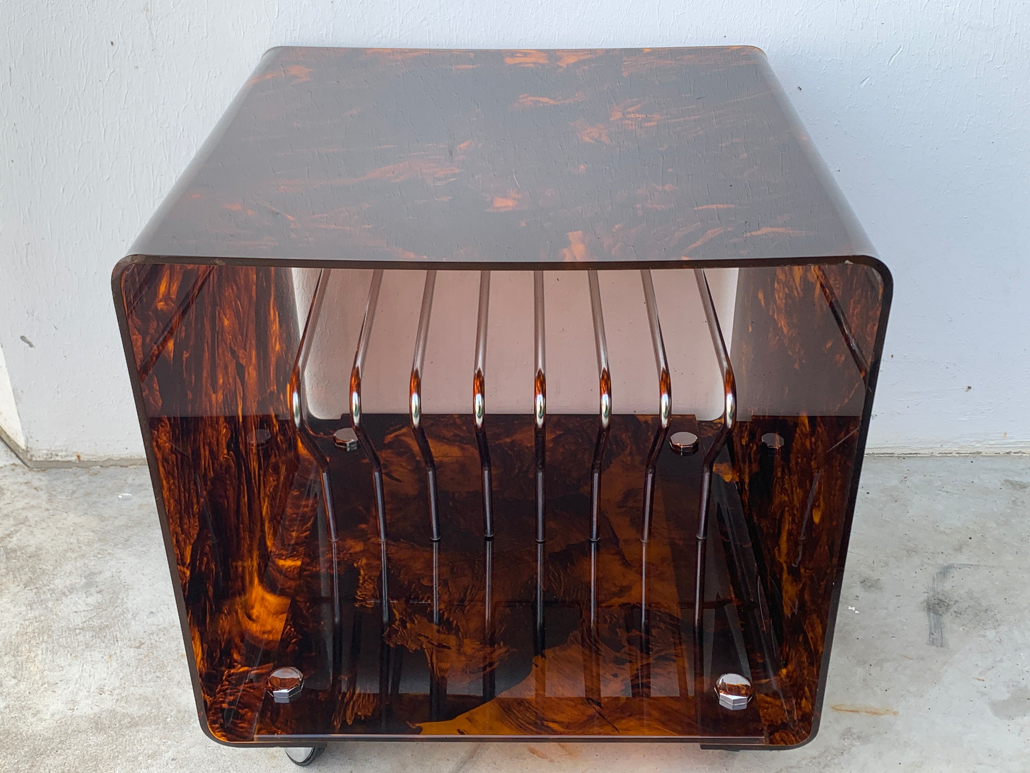 Range records or vinyl range in plexi, turtle scales effect, on wheels, 1970