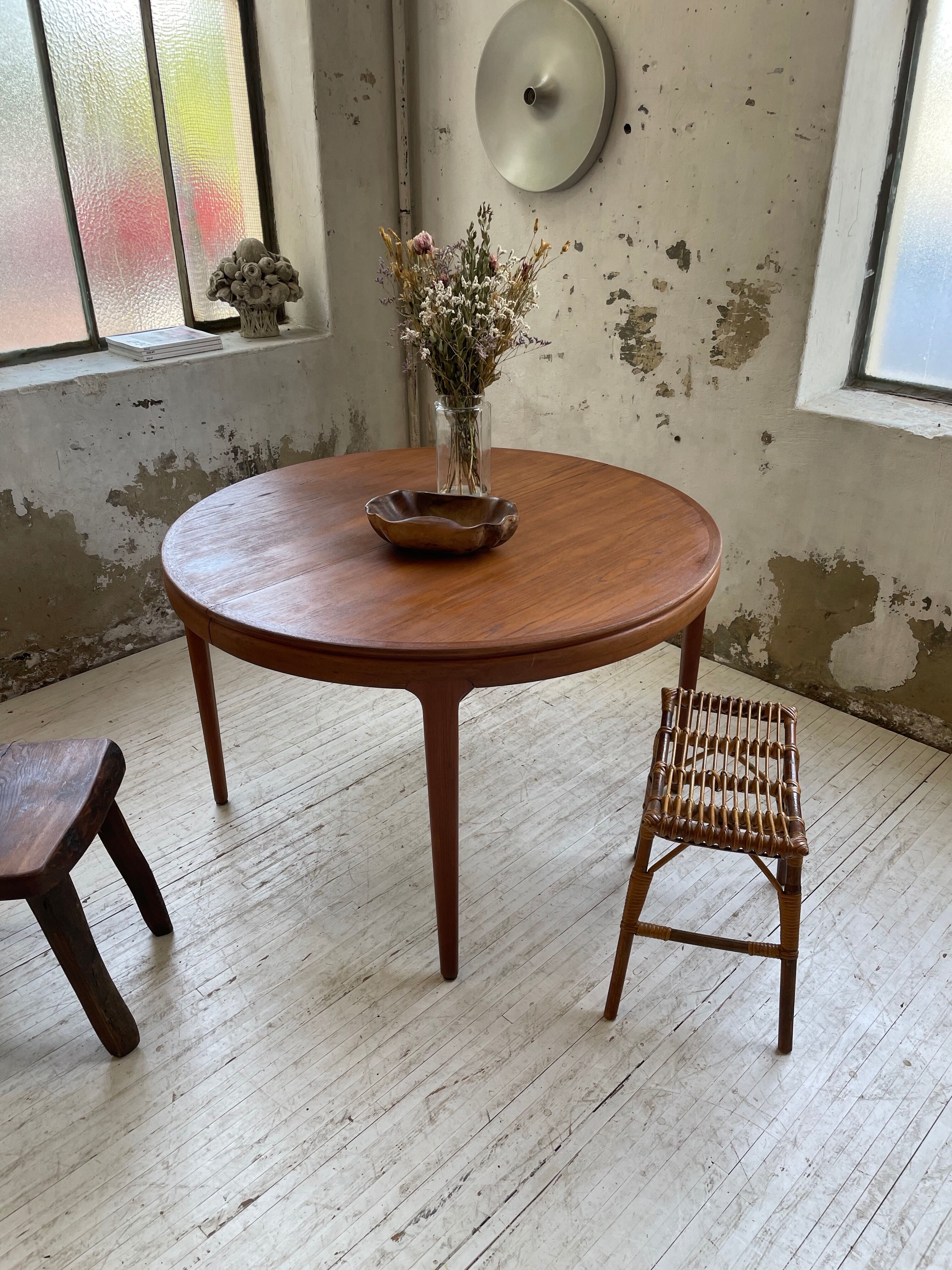 Round table 120-230 cm scandinavian samcom arne hovmand olsen