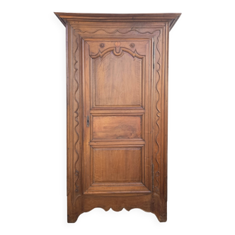 Louis XIV walnut bonnetière from the 18th century.