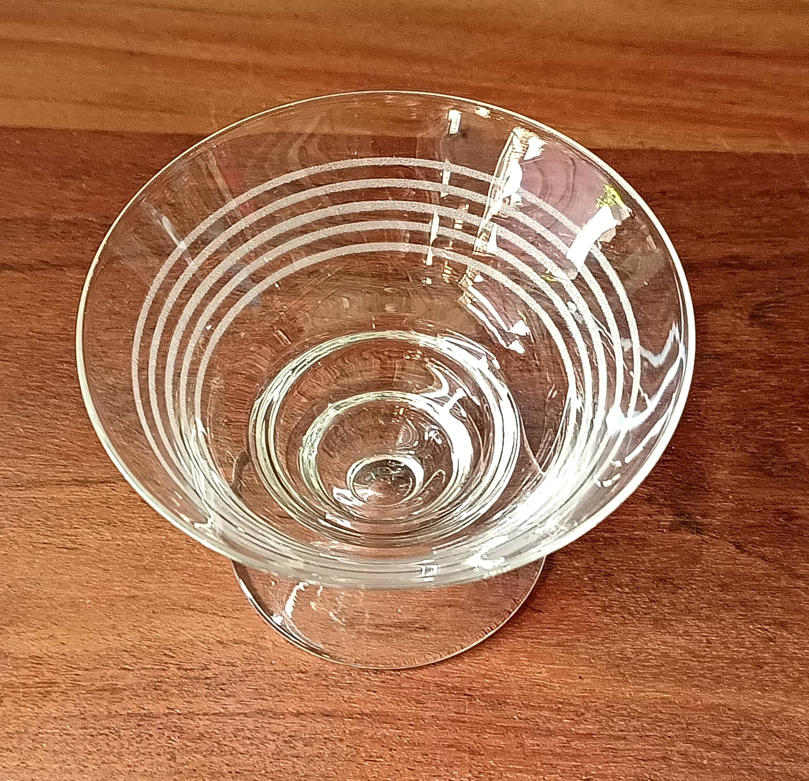 8 conical glasses with a vintage 1950s line pattern.