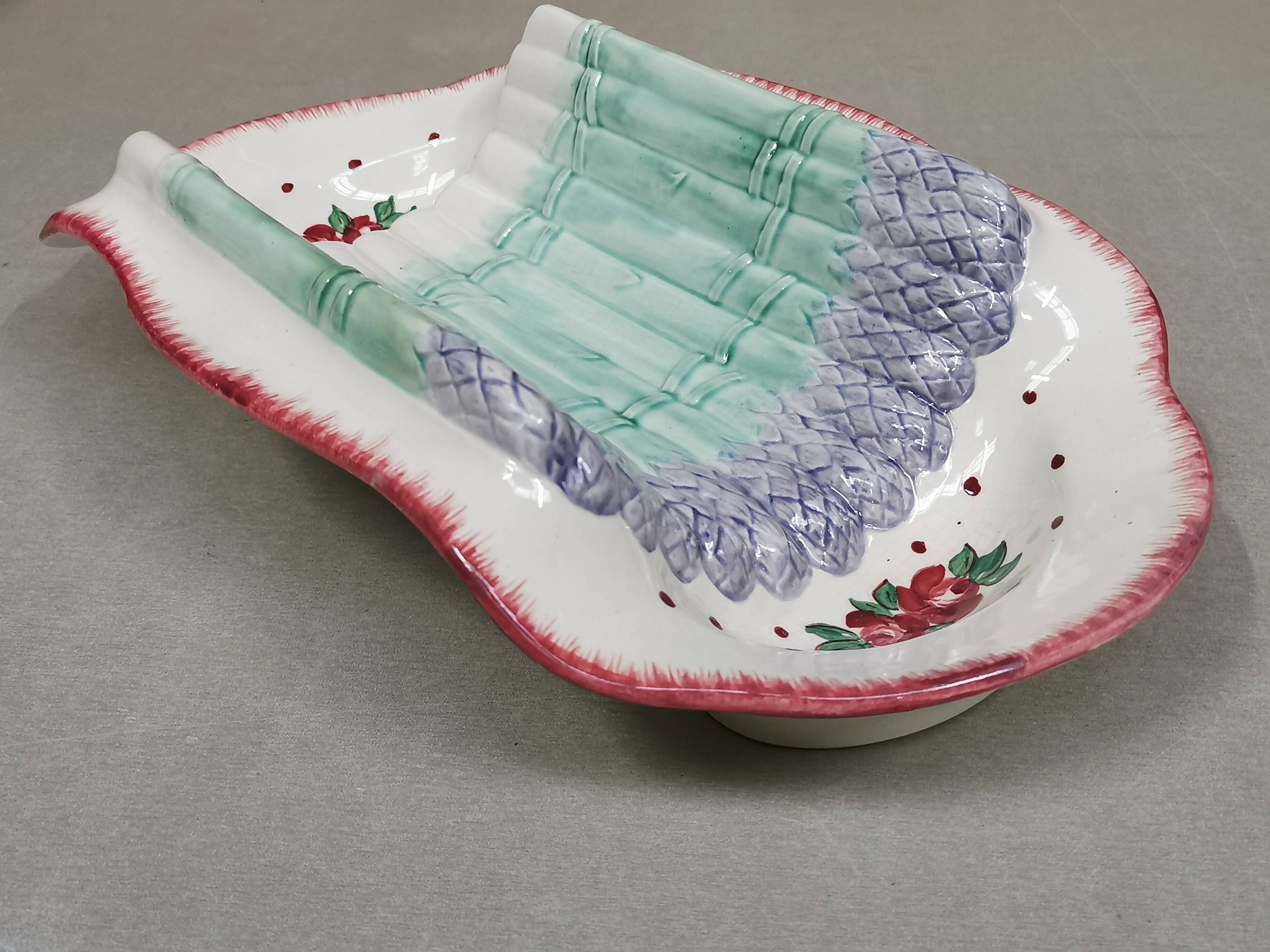 Plat et assiettes barbotine , service à asperges en faience de longchamp