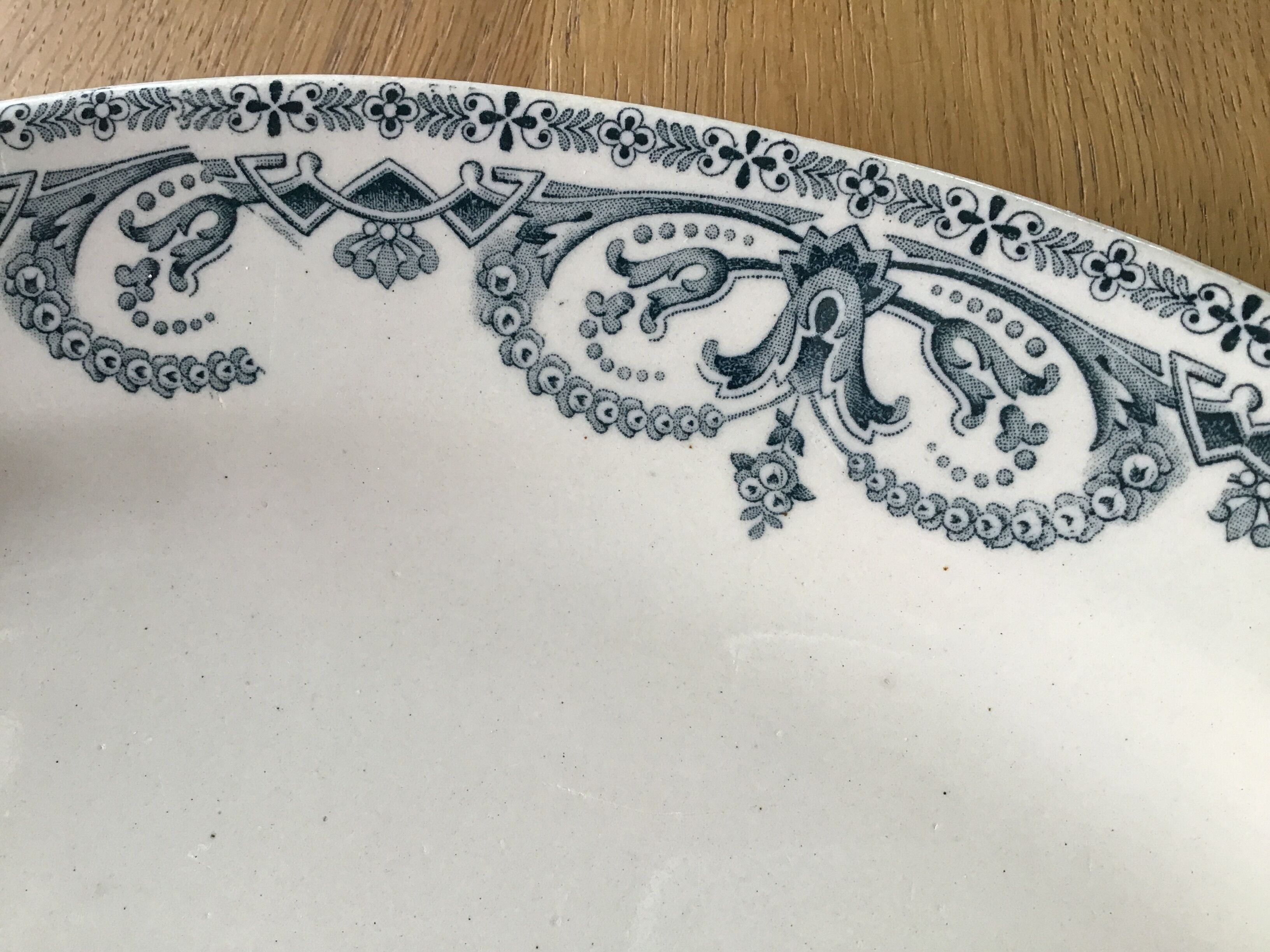 St Amand oval dish decoration dark blue garland