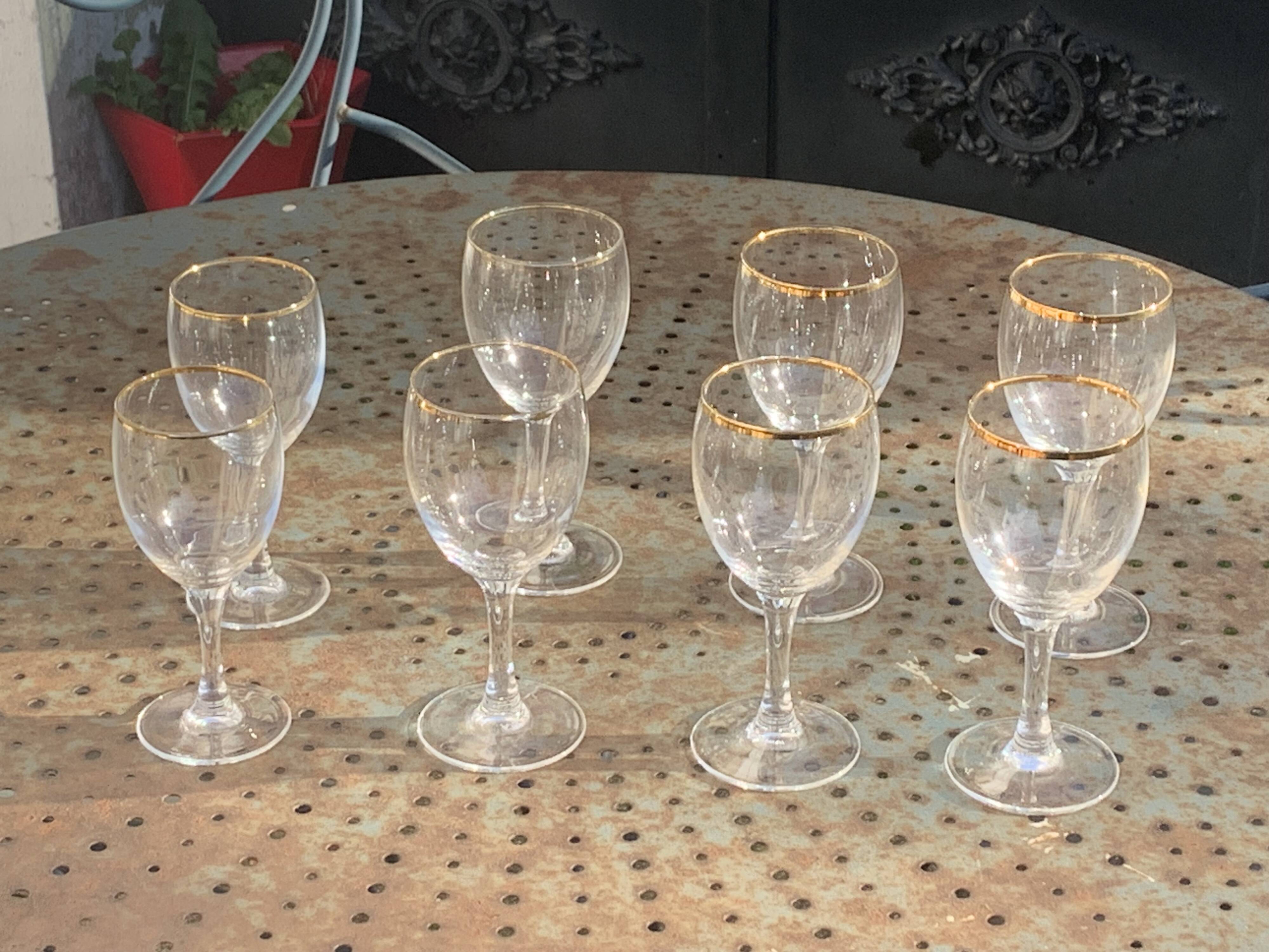 Lot consisting of 8 Arc France wine glasses, 5 large and 2 medium, transparent glass and gold edging