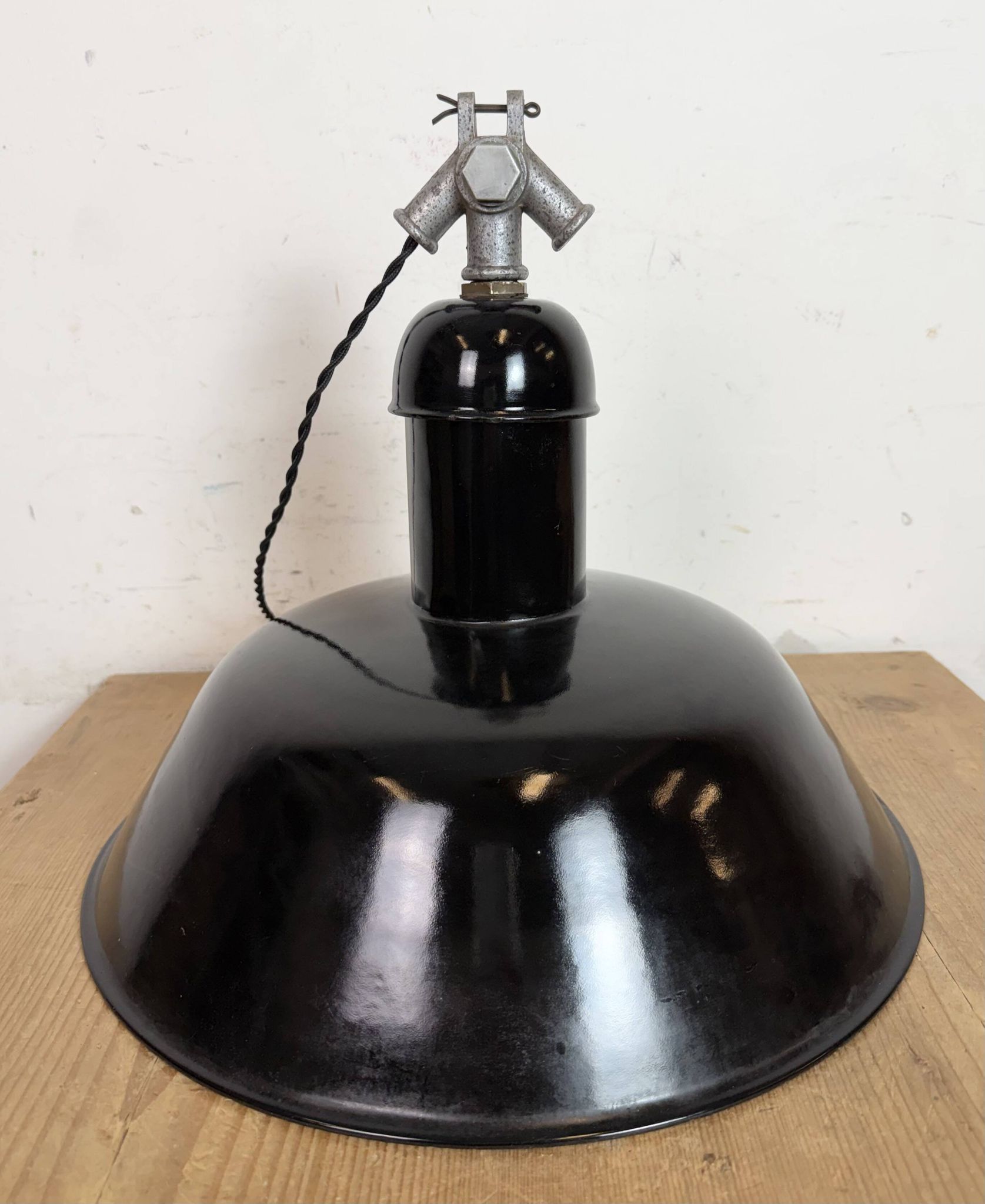 Lampe suspendue industrielle en émail noir de AEG, années 1930