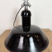 Lampe suspendue industrielle en émail noir de AEG, années 1930