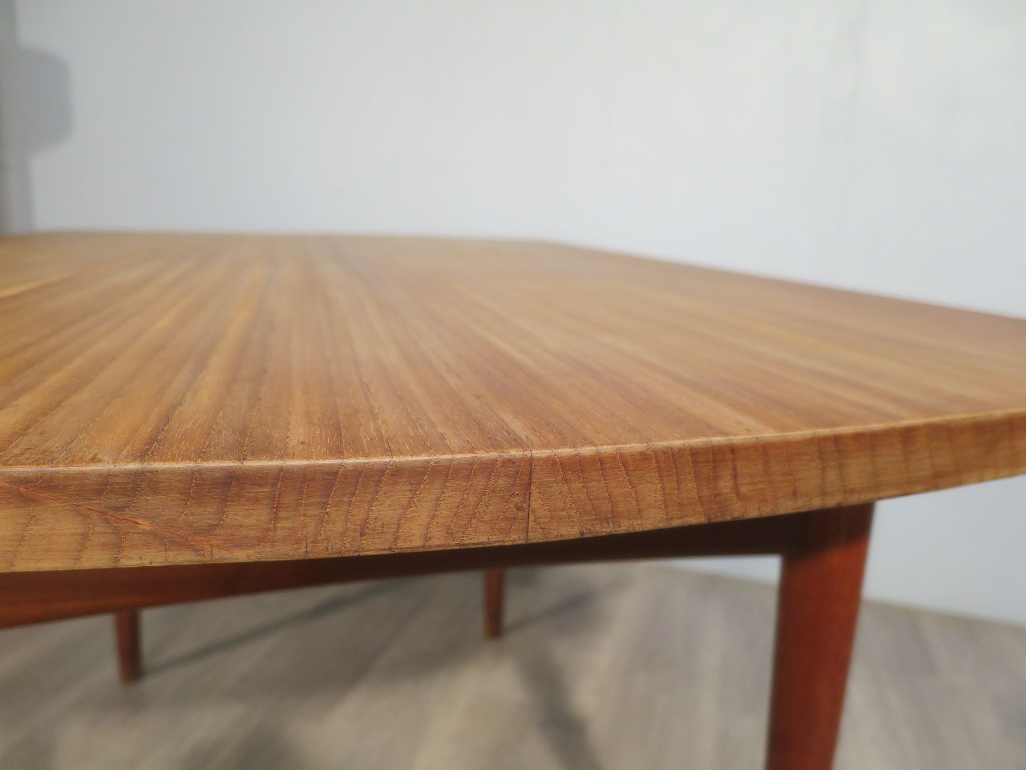 Table scandinave en teck massif des années 60