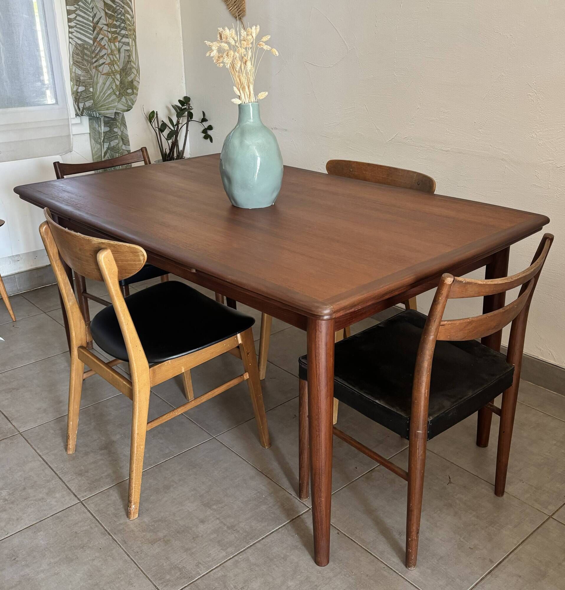 Extendable teak table in Scandinavian/Danish style, Ligne Roset, 1960s.