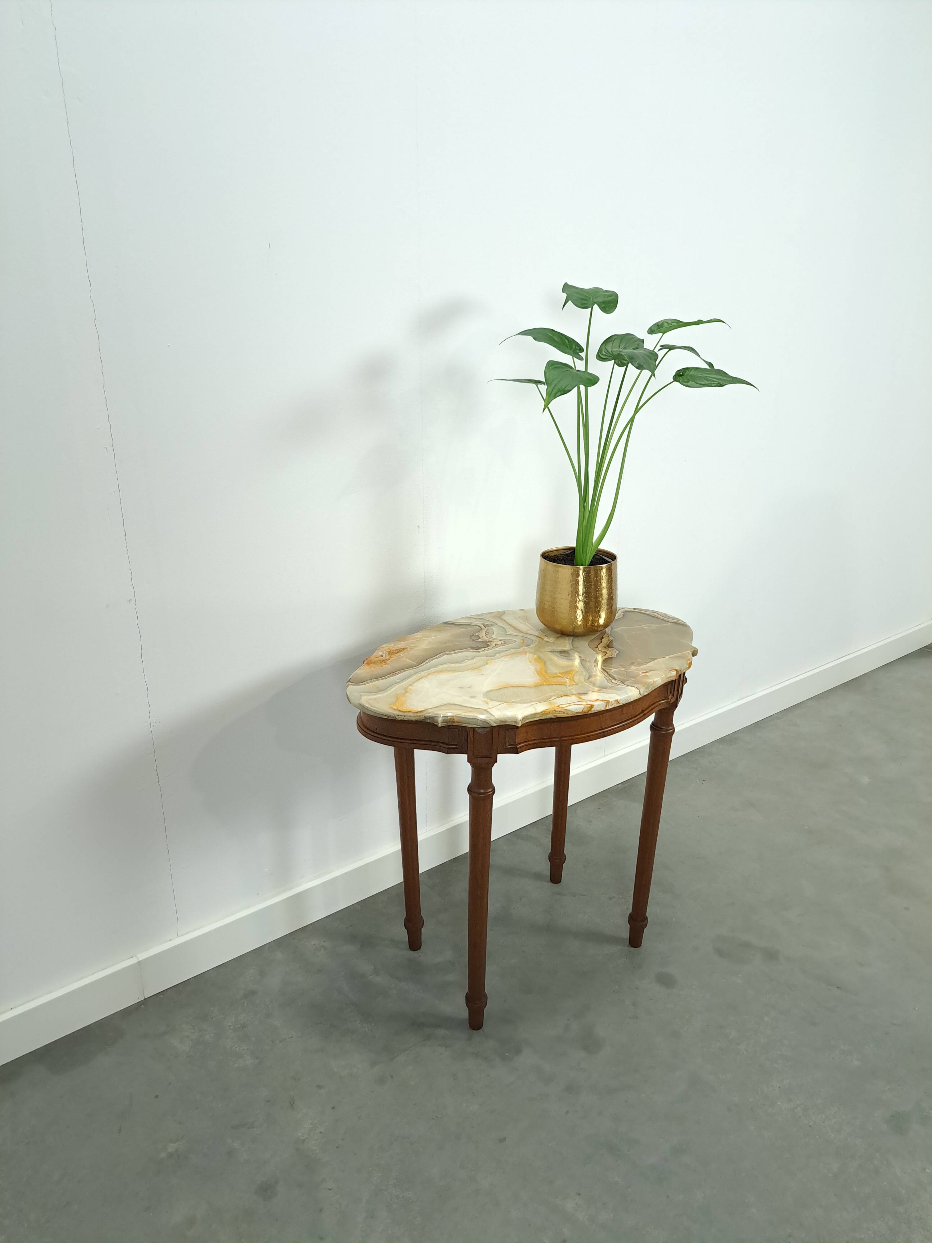 Oude houten tafel met marmeren blad