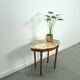 Oude houten tafel met marmeren blad