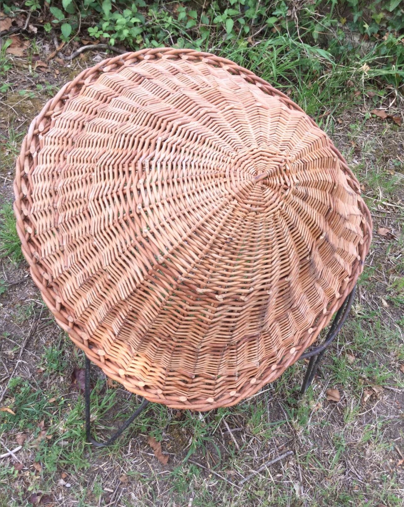 Steel-footing corolla rattan chair