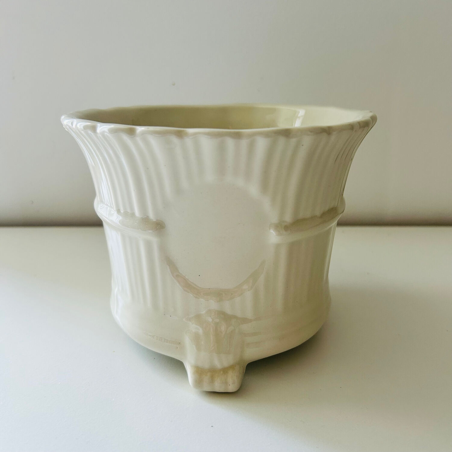 Tripod basket cache pot