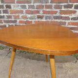 Table d'appoint 1950 de forme libre en bois clair pied fuseau compas