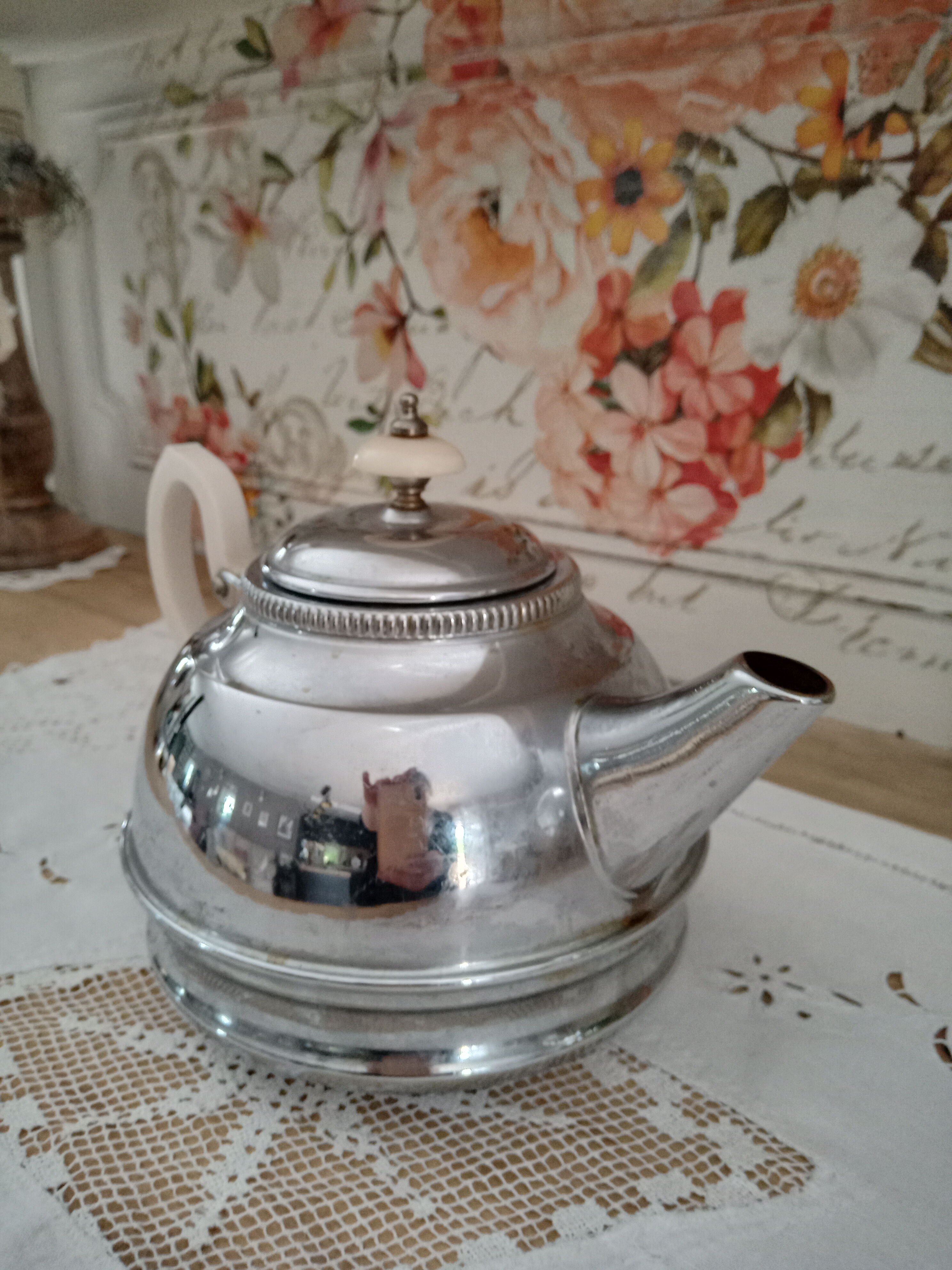 Vintage English teapot in chromed metal and bakelite "Denlagh Products"