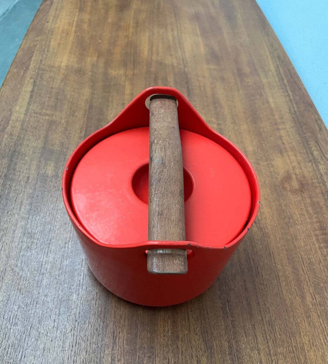 Red enamelled cast iron pot in mid-century style with teak handle by Timo Sarpaneva for Rosenlew of Finland, 1960s.