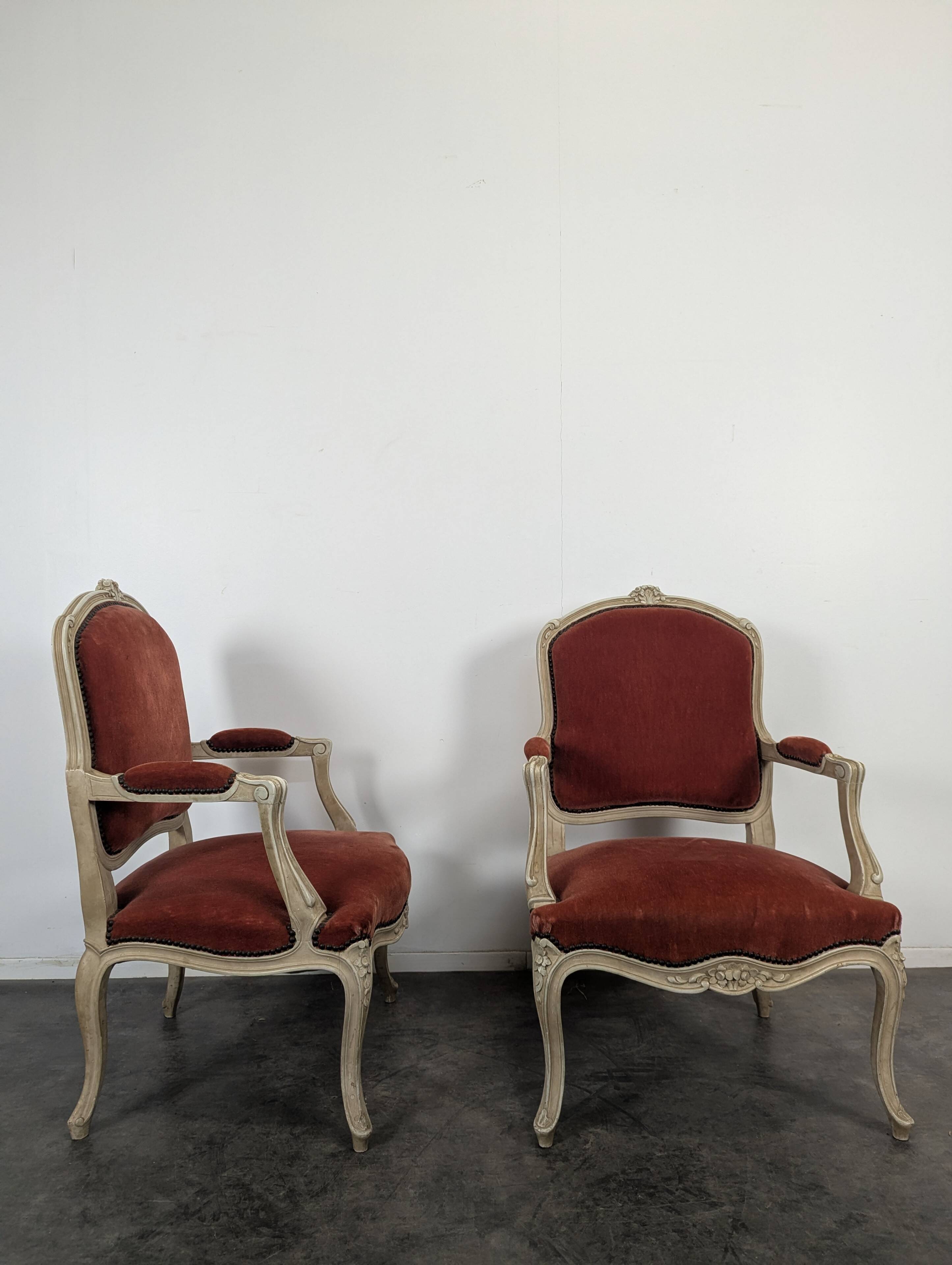 Paire de fauteuils cabriolets rouges de style Louis XV