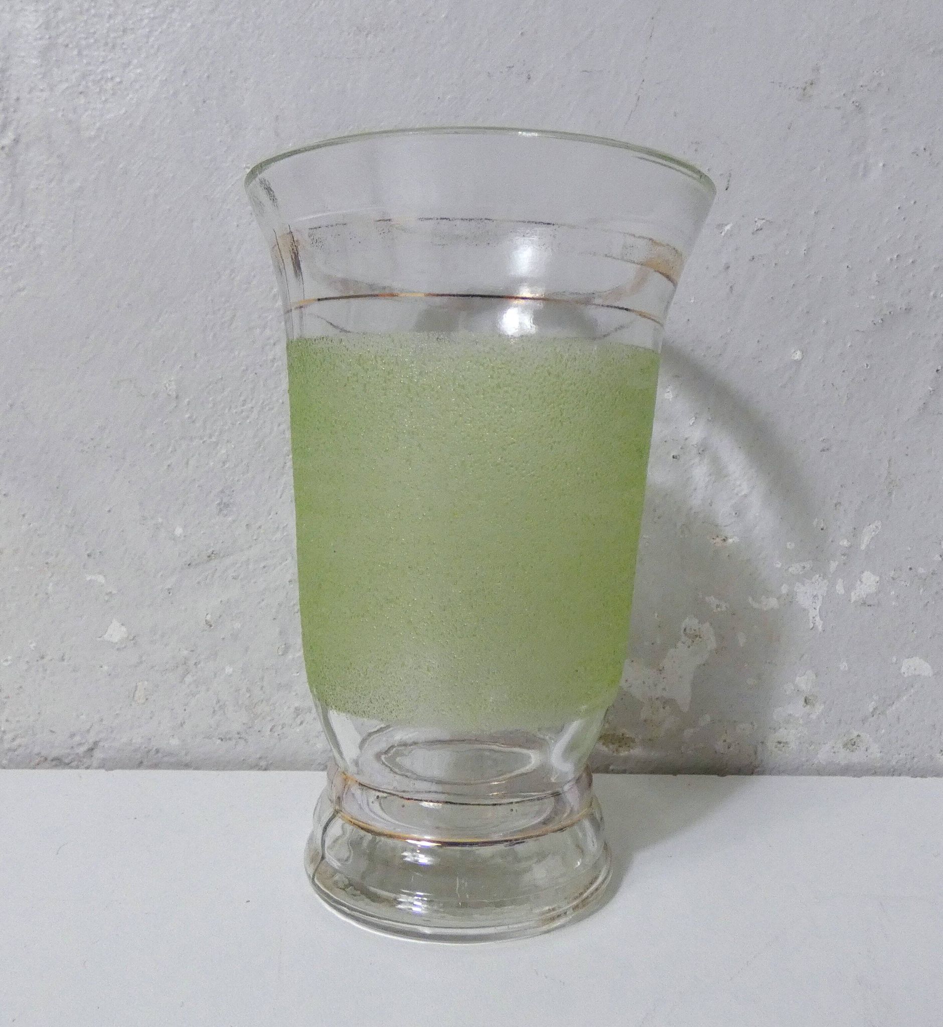 vase en verre granité vert et or Vintage