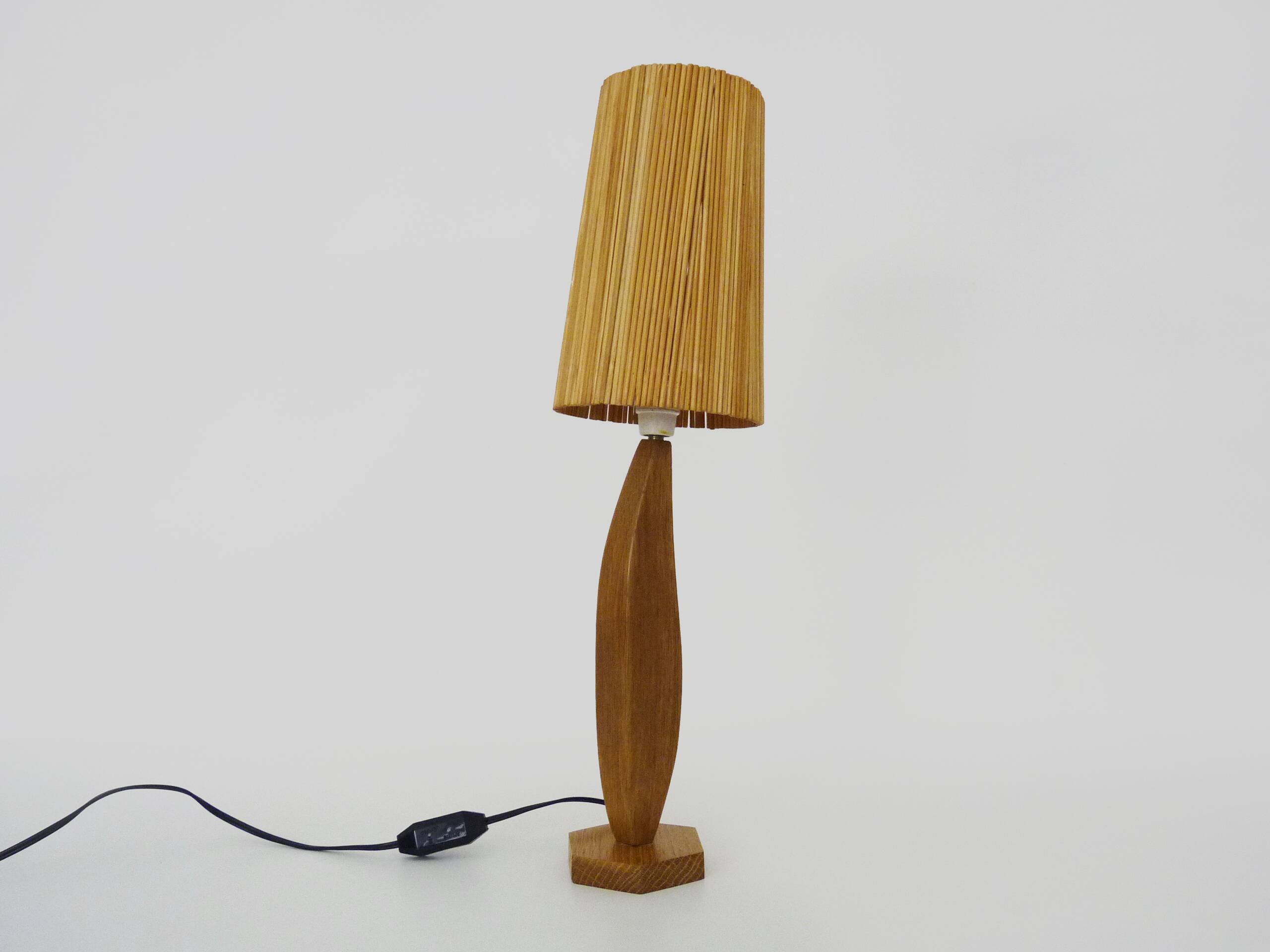 Sculptural lamp in carved oak wood, 70s 80s