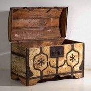 Coffre ancien ferré en bois de pin – Europe centrale, vers 1870
