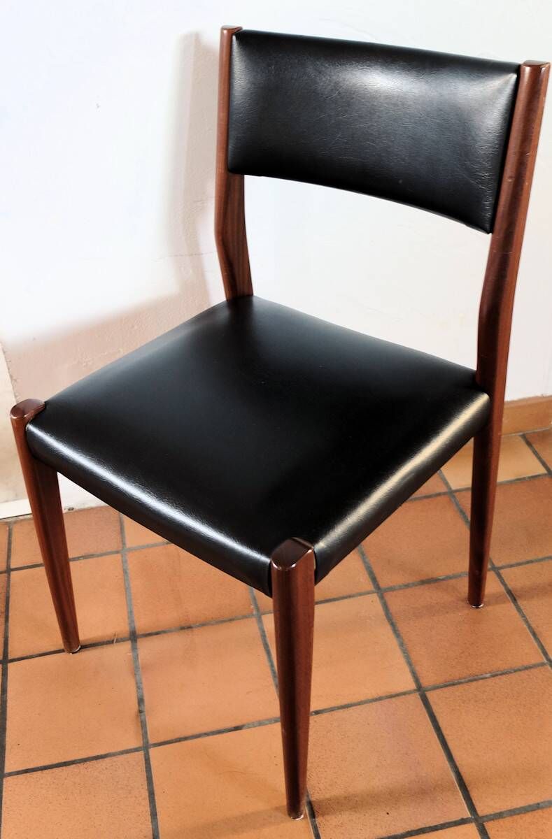 Four antique Scandinavian-style chairs made of solid wood and faux leather.