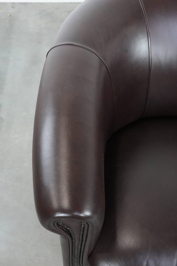 Ensemble de deux fauteuils club ronds en cuir de vachette de style anglais.