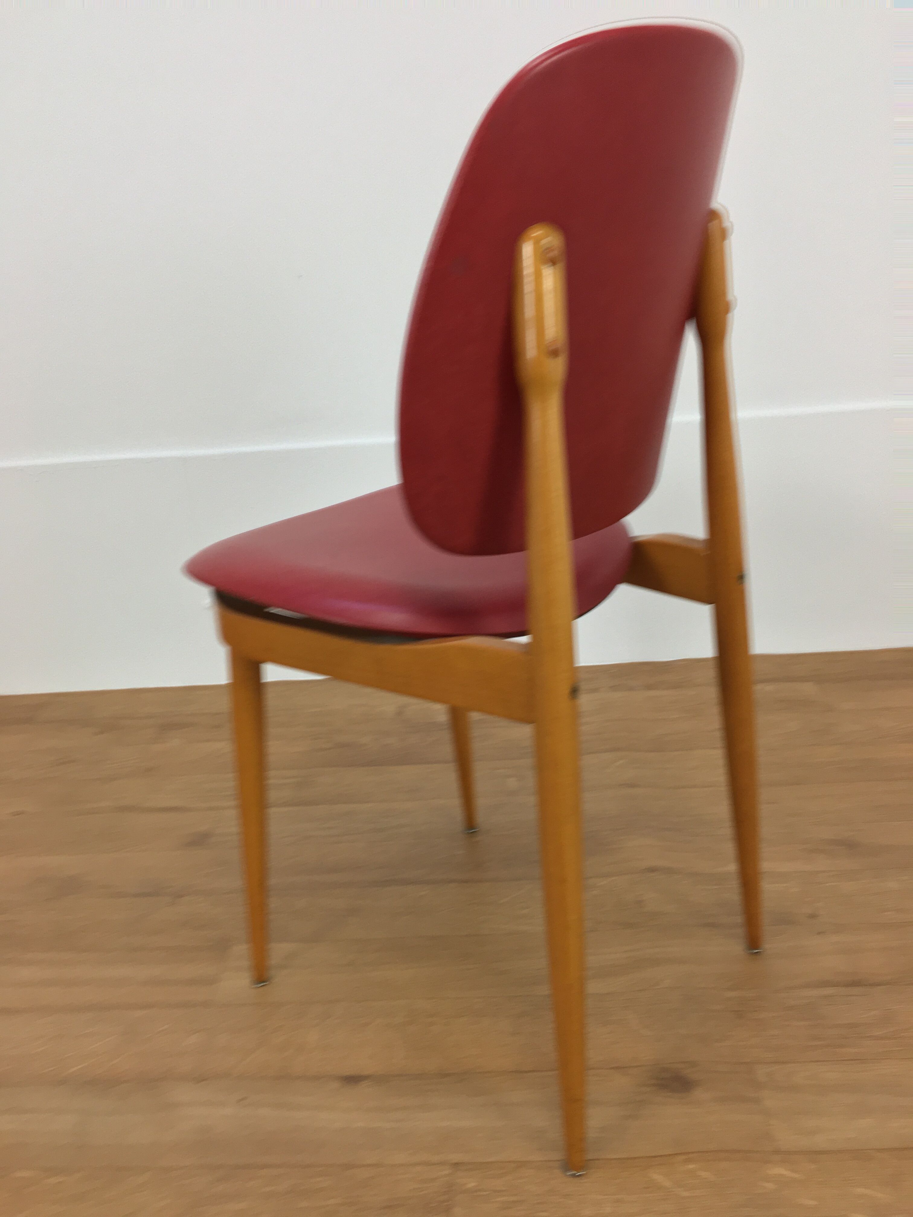 Bureau et chaise Baumann Pégase rouges, pieds compas
