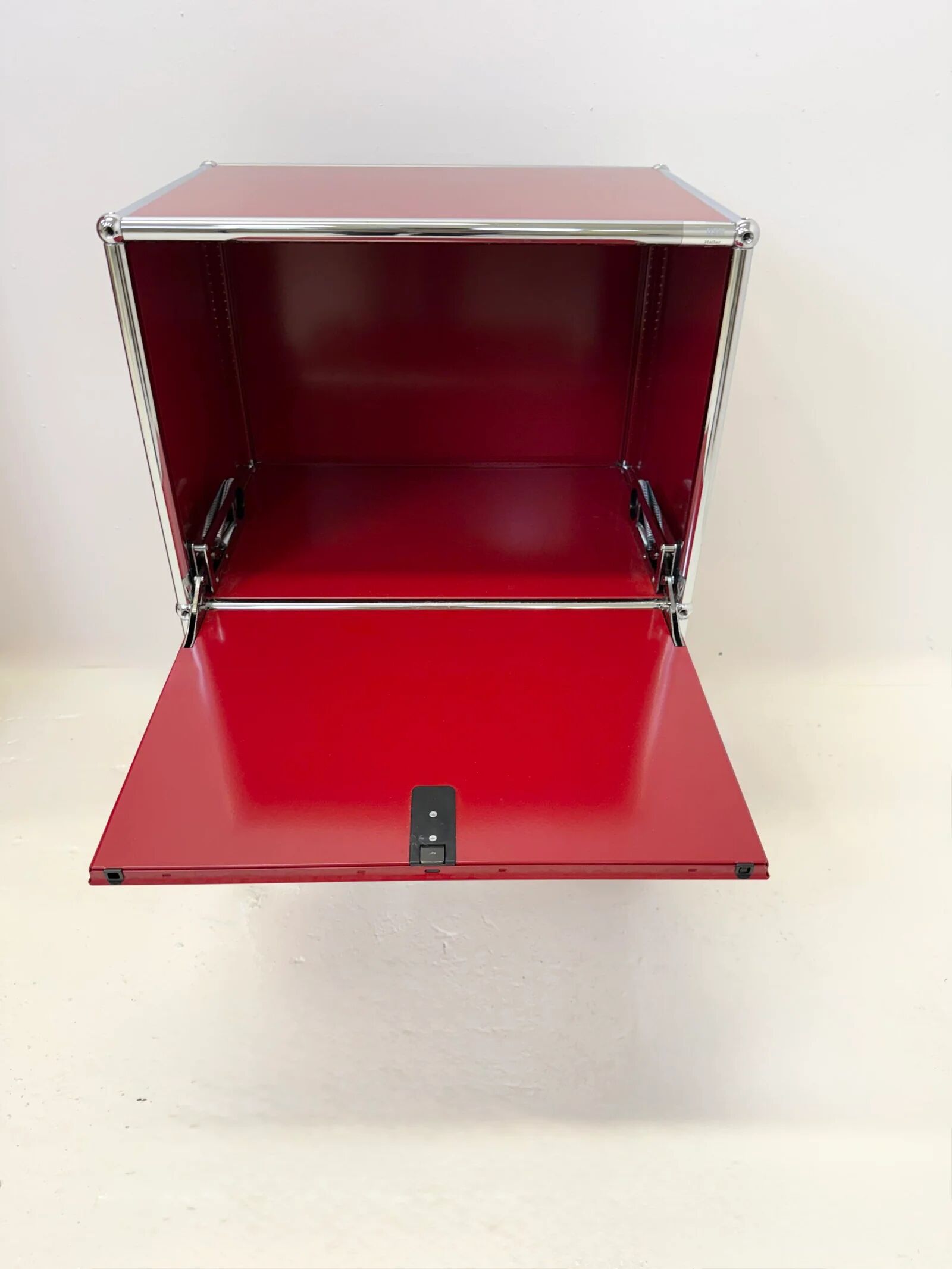 USM Haller "Ruby Red" – Side table (as new condition)