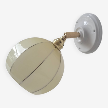 Wall lamp in opaline, brass and porcelain