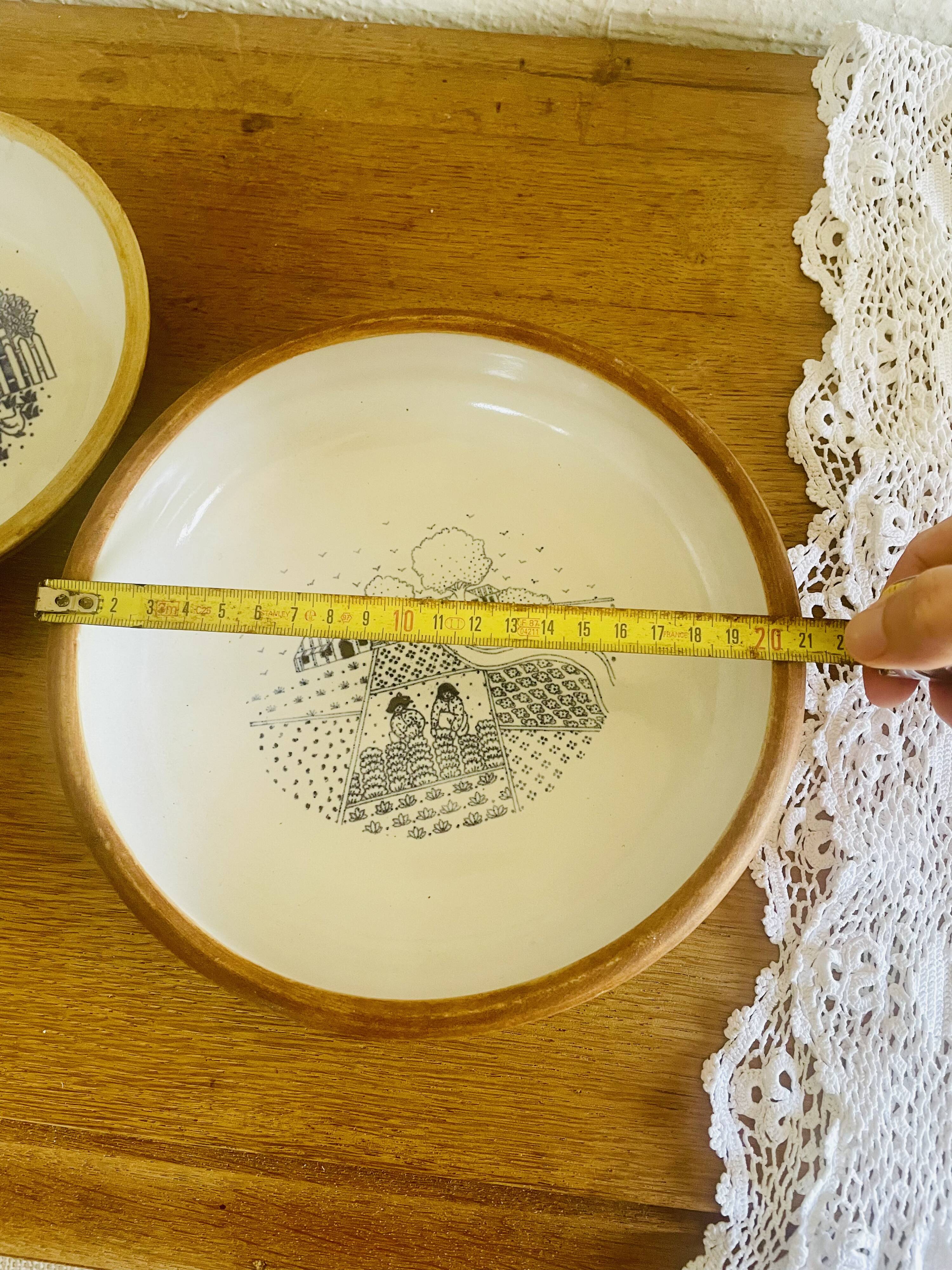 Assiette en grès et émail estampillée