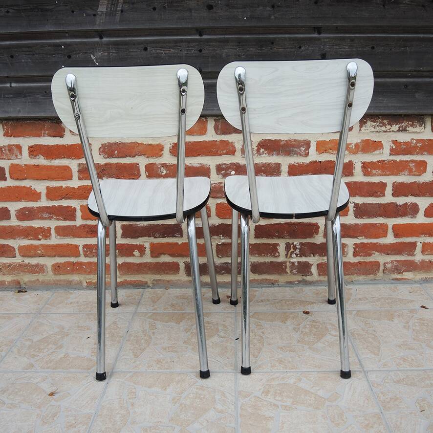 2 anciennes chaises en formica blanc