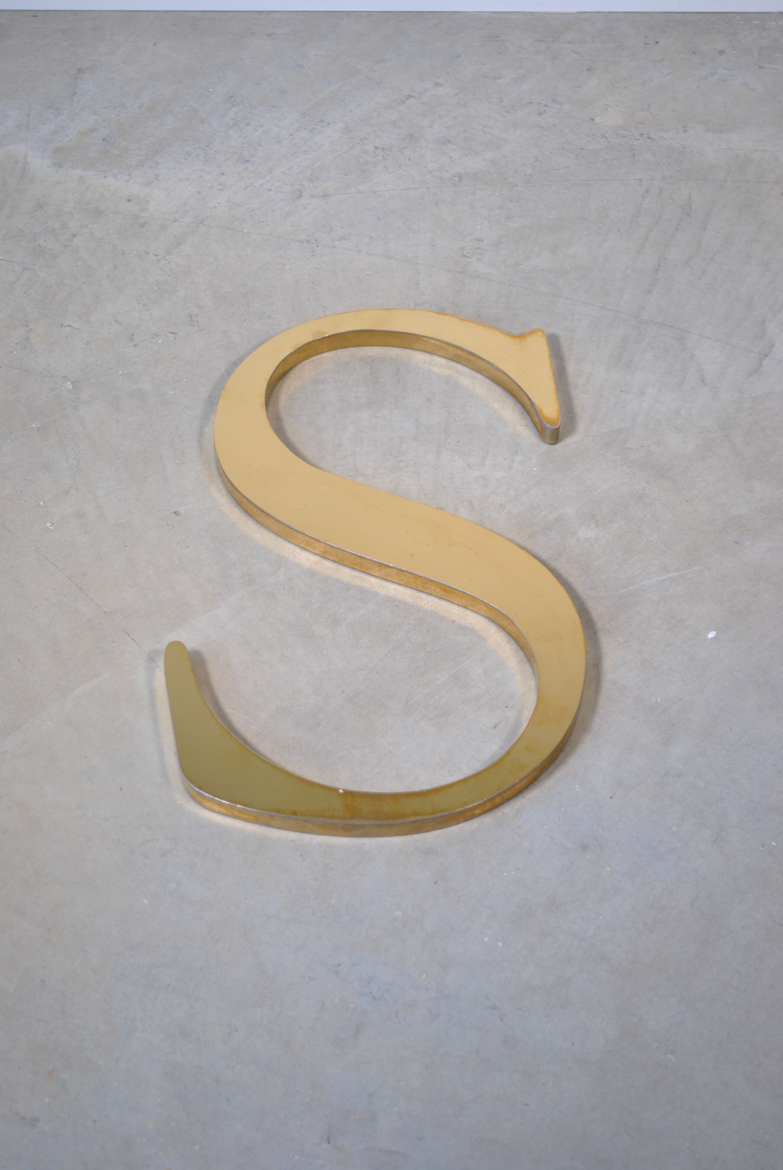 Letter sign in gold metal "S" 1980