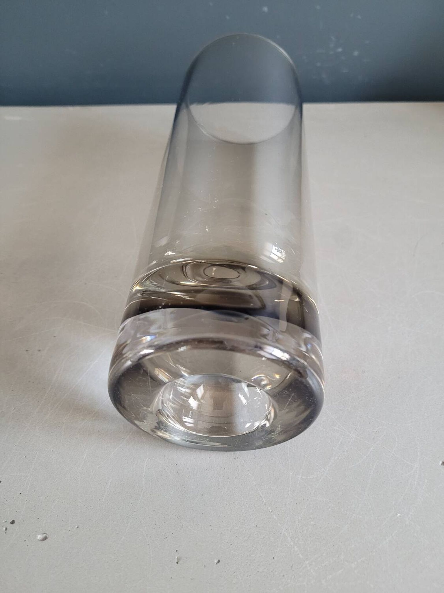 Vase rouleau en verre fumé