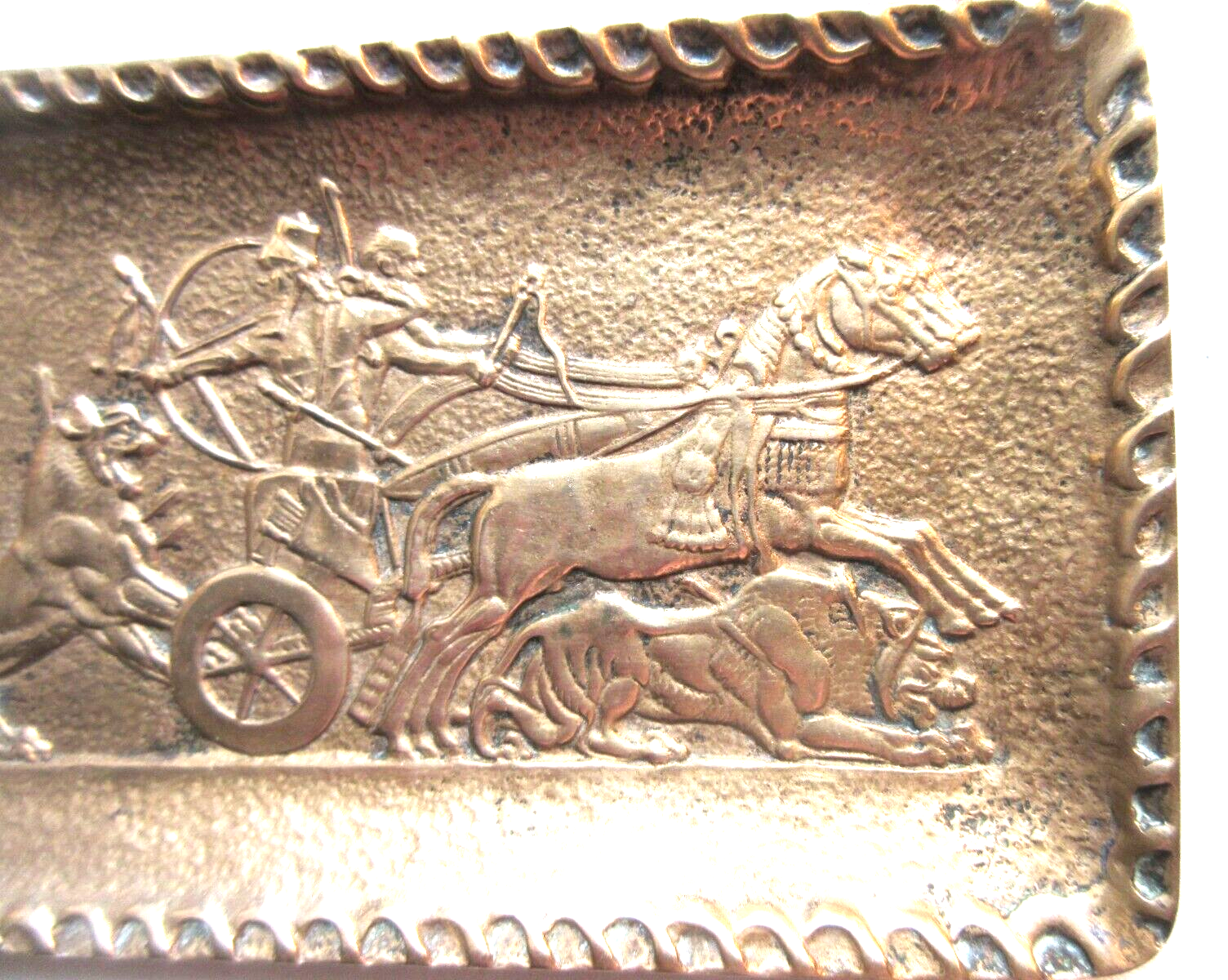 Gilded bronze pocket tray, signed Max Le Verrier: The attack of the chariot by the lions