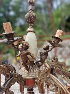 Chandelier with 3 cherubs in bronze and alabaster